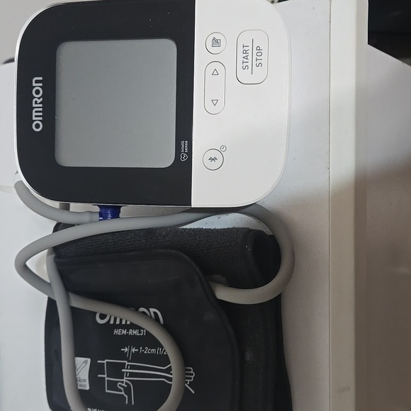 Omron 5 Series Wireless Upper Arm Blood Pressure Monitor - BP7250 - Picture 4 of 6